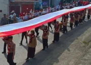 Unik, Bendera Merah Putih 100 Meter Diarak 1,7 Km di Barangin