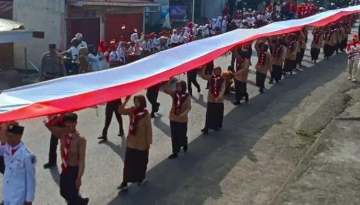 Unik, Bendera Merah Putih 100 Meter Diarak 1,7 Km di Barangin