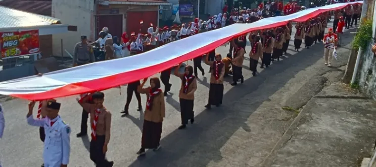 Bendera Merah Putih Sepanjang 100 Meter Dibentangkan di Barangin