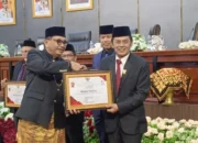 Ketua PWI Sumbar Widya Navies Terima Pin Emas HJK Padang ke-357
