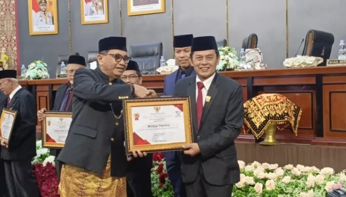 Ketua PWI Sumbar Widya Navies Terima Pin Emas HJK Padang ke-357