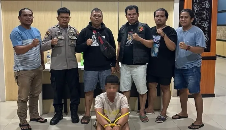Seorang mahasiswa saat diamankan pihak kepolisian dugaan tindak penyalahgunaan narkotika jenis sabu.