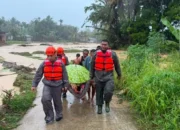 Satbrimob Polda Sumbar Evakuasi Warga Terdampak Banjir di Sejumlah Titik Kota Padang