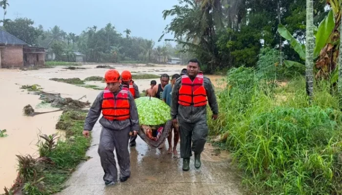 Satbrimob Polda Sumbar Evakuasi Warga Terdampak Banjir di Sejumlah Titik Kota Padang
