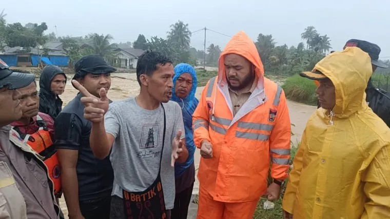 Wali Kota Padang Fadly Amran meninjau lokasi banjir di kawasan Guo, Kecamatan Kuranji, Senin (3/8/2026). (ist)