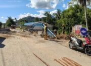 Rusak Diterjang Banjir, Jembatan Kampung Tanjung Padang Dibangun Kembali