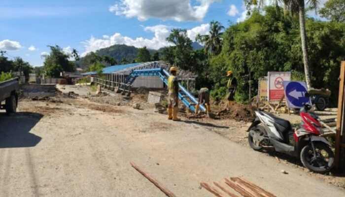 Rusak Diterjang Banjir, Jembatan Kampung Tanjung Padang Dibangun Kembali