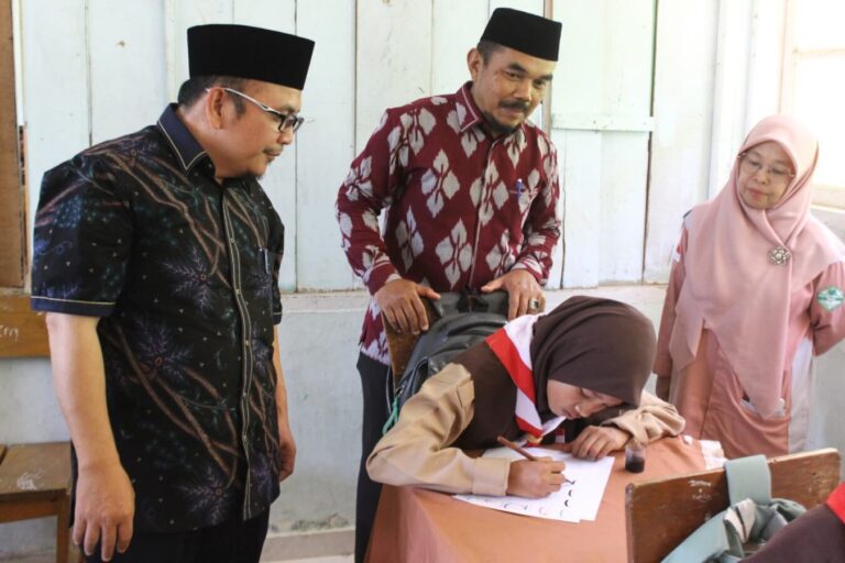 Jajaran MTsN 17 Tanah Datar Luncurkan Sanggar Seni Kaligrafi