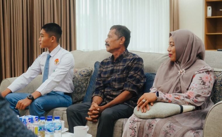 Demi Lihat Anak di Istana, Ibu Paskibraka Siak Nekat Naik Pesawat