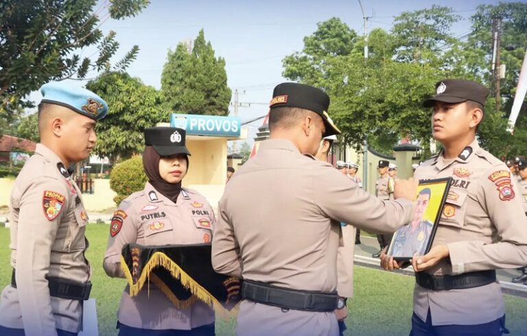 Upacara Pemberhentian Tidak Dengan Hormat (PTDH) terhadap dua personel Polres Payakumbuh di Lapangan Apel Mapolres Payakumbuh, Rabu (12/8/2026). (ist)