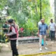 Petugas Polsek Guguak memasang garis polisi di lokasi penemuan janin bayi di Jorong Koto Kociak, Nagari VII Koto Talago, Kecamatan Guguak, Limapuluh Kota, Kamis (13/8/2026). (dok. Polsek Guguak)