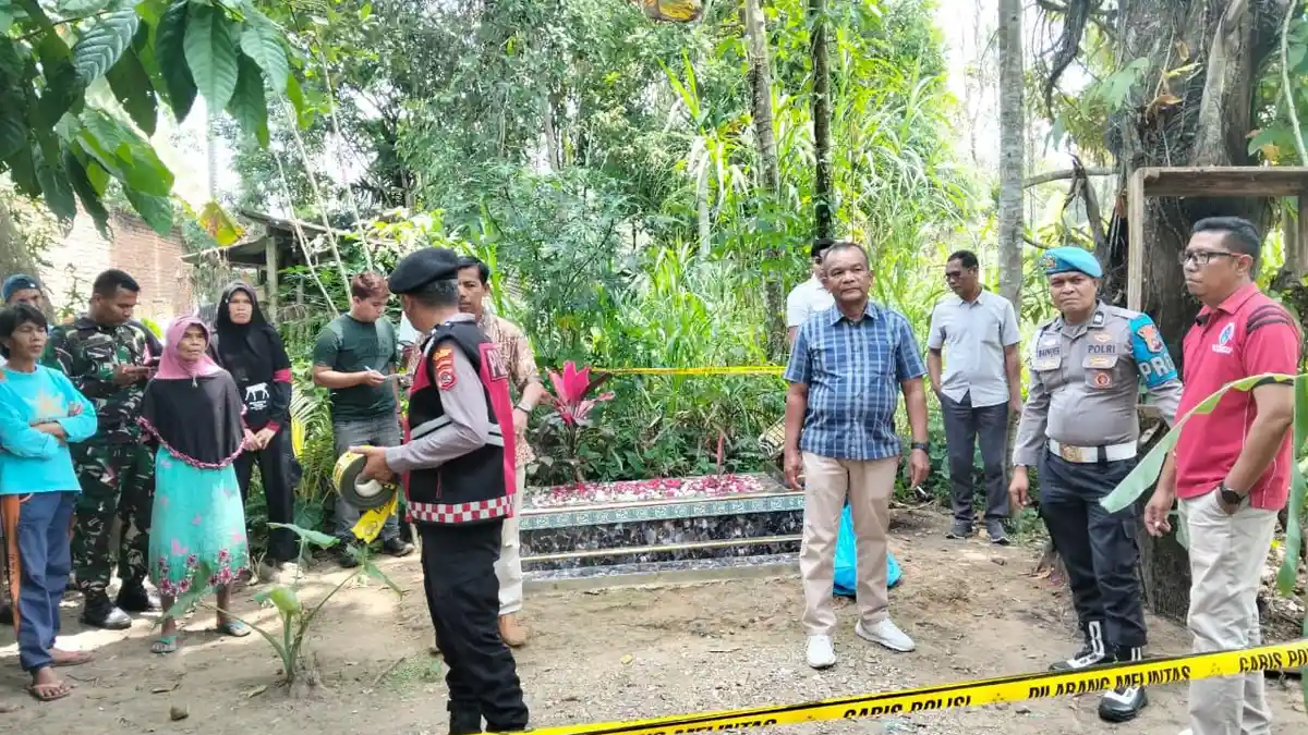 Petugas Polsek Guguak memasang garis polisi di lokasi penemuan janin bayi di Jorong Koto Kociak, Nagari VII Koto Talago, Kecamatan Guguak, Limapuluh Kota, Kamis (13/8/2026). (dok. Polsek Guguak)