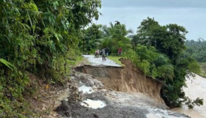 Hujan Deras Picu Longsor dan Jalan Terban di Padang Pariaman, Akses Sejumlah Wilayah Terputus