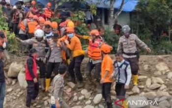 Tim SAR gabungan telah menemukan korban bernama Agusra dalam kondisi meninggal dunia pada Jumat sekitar pukul 11.00 WIB di belakang Kantor Bupati Solok, Sumatera Barat, Jumat (25/9/2026). ANTARA/Fandi Yogari