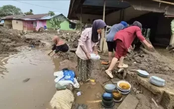 Warga Perumahan Nuansa Griya Arosuka, Solok, Sumatera Barat, mengalami krisis air bersih setelah bencana galodo menerjang wilayah tersebut. (Beritasatu.com/Delfi Neski)