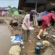 Warga Perumahan Nuansa Griya Arosuka, Solok, Sumatera Barat, mengalami krisis air bersih setelah bencana galodo menerjang wilayah tersebut. (Beritasatu.com/Delfi Neski)