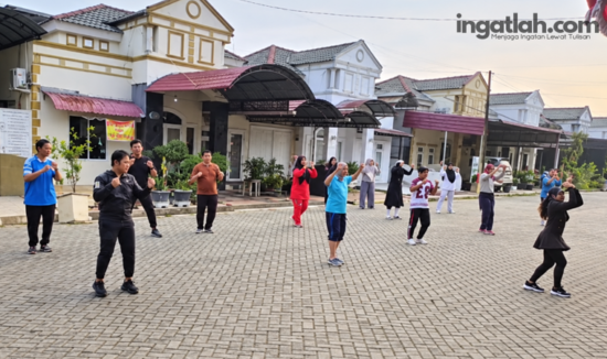 Warga Graha Sakuntala Pekanbaru Rawat Kebersamaan Lewat Senam Pagi