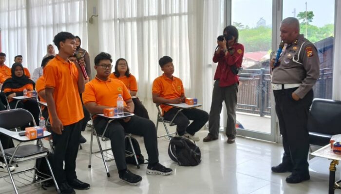 Polantas Karib Sambangi STT Pekanbaru, Mahasiswa Baru Dibekali Keselamatan Berlalu Lintas