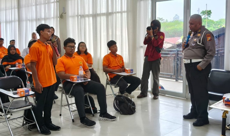 Polantas Karib Sambangi STT Pekanbaru, Mahasiswa Baru Dibekali Keselamatan Berlalu Lintas