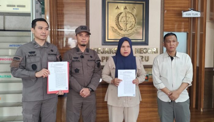 Kejari Pekanbaru Hentikan Perkara IRT Pengambil 190 Kg Berondolan Sawit Lewat Restorative Justice