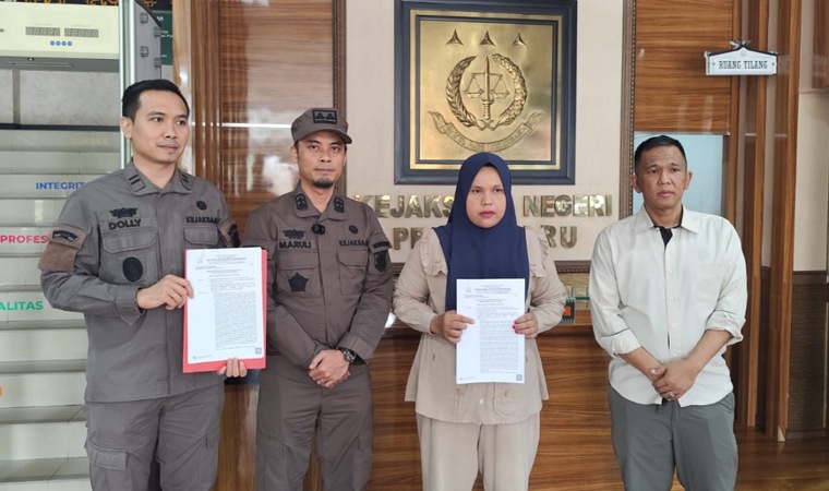 Kejari Pekanbaru Hentikan Perkara IRT Pengambil 190 Kg Berondolan Sawit Lewat Restorative Justice