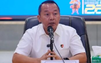 INGATLAH.COM - Meski telah ditetapkan sebagai tersangka dalam kasus dugaan perambahan kawasan hutan untuk perkebunan kelapa sawit, ternyata Anggota DPRD Kampar berinisial F,  hingga kini belum ditahan. Terbaru, Direktur Reserse Kriminal Khusus (Dirreskrimsus) Polda Riau, Kombes Ade Kuncoro Ridwan, mengatakan penyidik belum melakukan penahanan terhadap tersangka karena yang bersangkutan sedang sakit. "Saat ini tidak dilakukan penahanan, karena (tersangka) sakit," kata Ade saat dikonfirmasi, Senin (28/9/2026). Ade belum menjelaskan secara rinci mengenai penyakit yang dialami F. Saat ditanya mengenai kondisi kesehatan Ketua DPD salah satu partai tersebut, Ade belum memberikan jawaban. Namun, Ade memastikan proses hukum terhadap F tetap berjalan. Dalam waktu dekat, berkas perkara kasus tersebut akan dilimpahkan ke Kejaksaan Tinggi (Kejati) Riau. "Benar sakit. Minggu ini berkas perkara akan dilimpahkan ke Kejati Riau," ujar Ade. Selain alasan kesehatan, penyidik juga menilai F bersikap kooperatif selama menjalani proses pemeriksaan. Menurut Ade, tersangka telah memenuhi panggilan penyidik sejak perkara tersebut masih dalam tahap penyelidikan hingga masuk ke tahap penyidikan. "(Tersangka) sangat kooperatif dari mulai proses lidik hingga penyidikan," sebutnya. Sebelumnya, Ditreskrimsus Polda Riau mengungkap kasus dugaan perambahan kawasan hutan di Kabupaten Kampar pada Kamis (24/9/2026). Dalam perkara tersebut, penyidik menetapkan F sebagai tersangka utama atas dugaan penguasaan dan perambahan kawasan hutan yang kemudian dimanfaatkan untuk perkebunan kelapa sawit. "Benar, F sudah ditetapkan sebagai tersangka atas dugaan penguasaan atau perambahan hutan untuk kebun sawit," kata Ade saat itu. Lokasi yang menjadi objek perkara berada di wilayah Desa Tanjung Alai, Kecamatan XIII Koto Kampar, Kabupaten Kampar. Berdasarkan hasil penyidikan, kawasan hutan yang diduga dirambah dan ditanami kelapa sawit mencapai sekitar 60 hektare. "Sekitar 60 hektare hutan yang dirambah dan ditanam sawit," ungkap Ade. Sebelum ditetapkan sebagai tersangka, F telah beberapa kali diperiksa oleh penyidik Subdit IV Tindak Pidana Tertentu (Tipidter) Ditreskrimsus Polda Riau. Pemeriksaan tersebut dilakukan mulai dari tahap sebagai saksi hingga akhirnya status hukumnya ditingkatkan menjadi tersangka. Meski telah berstatus tersangka, F belum dilakukan penahanan. Penyidik sebelumnya menyebut masih melengkapi pemeriksaan terhadap anggota DPRD Kampar tersebut. "Belum ditahan. Baru ditetapkan (tersangka). Penyidik masih melengkapi pemeriksaan terhadap F," kata Ade. Kini, setelah penyidik menyatakan berkas perkara akan dilimpahkan ke Kejati Riau, proses hukum kasus dugaan perambahan sekitar 60 hektare kawasan hutan tersebut memasuki tahapan berikutnya.