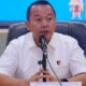 INGATLAH.COM - Meski telah ditetapkan sebagai tersangka dalam kasus dugaan perambahan kawasan hutan untuk perkebunan kelapa sawit, ternyata Anggota DPRD Kampar berinisial F,  hingga kini belum ditahan. Terbaru, Direktur Reserse Kriminal Khusus (Dirreskrimsus) Polda Riau, Kombes Ade Kuncoro Ridwan, mengatakan penyidik belum melakukan penahanan terhadap tersangka karena yang bersangkutan sedang sakit. "Saat ini tidak dilakukan penahanan, karena (tersangka) sakit," kata Ade saat dikonfirmasi, Senin (28/9/2026). Ade belum menjelaskan secara rinci mengenai penyakit yang dialami F. Saat ditanya mengenai kondisi kesehatan Ketua DPD salah satu partai tersebut, Ade belum memberikan jawaban. Namun, Ade memastikan proses hukum terhadap F tetap berjalan. Dalam waktu dekat, berkas perkara kasus tersebut akan dilimpahkan ke Kejaksaan Tinggi (Kejati) Riau. "Benar sakit. Minggu ini berkas perkara akan dilimpahkan ke Kejati Riau," ujar Ade. Selain alasan kesehatan, penyidik juga menilai F bersikap kooperatif selama menjalani proses pemeriksaan. Menurut Ade, tersangka telah memenuhi panggilan penyidik sejak perkara tersebut masih dalam tahap penyelidikan hingga masuk ke tahap penyidikan. "(Tersangka) sangat kooperatif dari mulai proses lidik hingga penyidikan," sebutnya. Sebelumnya, Ditreskrimsus Polda Riau mengungkap kasus dugaan perambahan kawasan hutan di Kabupaten Kampar pada Kamis (24/9/2026). Dalam perkara tersebut, penyidik menetapkan F sebagai tersangka utama atas dugaan penguasaan dan perambahan kawasan hutan yang kemudian dimanfaatkan untuk perkebunan kelapa sawit. "Benar, F sudah ditetapkan sebagai tersangka atas dugaan penguasaan atau perambahan hutan untuk kebun sawit," kata Ade saat itu. Lokasi yang menjadi objek perkara berada di wilayah Desa Tanjung Alai, Kecamatan XIII Koto Kampar, Kabupaten Kampar. Berdasarkan hasil penyidikan, kawasan hutan yang diduga dirambah dan ditanami kelapa sawit mencapai sekitar 60 hektare. "Sekitar 60 hektare hutan yang dirambah dan ditanam sawit," ungkap Ade. Sebelum ditetapkan sebagai tersangka, F telah beberapa kali diperiksa oleh penyidik Subdit IV Tindak Pidana Tertentu (Tipidter) Ditreskrimsus Polda Riau. Pemeriksaan tersebut dilakukan mulai dari tahap sebagai saksi hingga akhirnya status hukumnya ditingkatkan menjadi tersangka. Meski telah berstatus tersangka, F belum dilakukan penahanan. Penyidik sebelumnya menyebut masih melengkapi pemeriksaan terhadap anggota DPRD Kampar tersebut. "Belum ditahan. Baru ditetapkan (tersangka). Penyidik masih melengkapi pemeriksaan terhadap F," kata Ade. Kini, setelah penyidik menyatakan berkas perkara akan dilimpahkan ke Kejati Riau, proses hukum kasus dugaan perambahan sekitar 60 hektare kawasan hutan tersebut memasuki tahapan berikutnya.