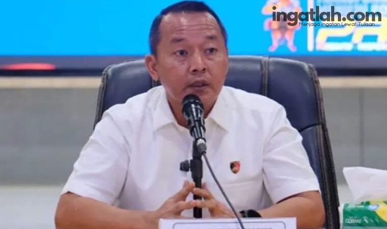 INGATLAH.COM - Meski telah ditetapkan sebagai tersangka dalam kasus dugaan perambahan kawasan hutan untuk perkebunan kelapa sawit, ternyata Anggota DPRD Kampar berinisial F,  hingga kini belum ditahan. Terbaru, Direktur Reserse Kriminal Khusus (Dirreskrimsus) Polda Riau, Kombes Ade Kuncoro Ridwan, mengatakan penyidik belum melakukan penahanan terhadap tersangka karena yang bersangkutan sedang sakit. "Saat ini tidak dilakukan penahanan, karena (tersangka) sakit," kata Ade saat dikonfirmasi, Senin (28/9/2026). Ade belum menjelaskan secara rinci mengenai penyakit yang dialami F. Saat ditanya mengenai kondisi kesehatan Ketua DPD salah satu partai tersebut, Ade belum memberikan jawaban. Namun, Ade memastikan proses hukum terhadap F tetap berjalan. Dalam waktu dekat, berkas perkara kasus tersebut akan dilimpahkan ke Kejaksaan Tinggi (Kejati) Riau. "Benar sakit. Minggu ini berkas perkara akan dilimpahkan ke Kejati Riau," ujar Ade. Selain alasan kesehatan, penyidik juga menilai F bersikap kooperatif selama menjalani proses pemeriksaan. Menurut Ade, tersangka telah memenuhi panggilan penyidik sejak perkara tersebut masih dalam tahap penyelidikan hingga masuk ke tahap penyidikan. "(Tersangka) sangat kooperatif dari mulai proses lidik hingga penyidikan," sebutnya. Sebelumnya, Ditreskrimsus Polda Riau mengungkap kasus dugaan perambahan kawasan hutan di Kabupaten Kampar pada Kamis (24/9/2026). Dalam perkara tersebut, penyidik menetapkan F sebagai tersangka utama atas dugaan penguasaan dan perambahan kawasan hutan yang kemudian dimanfaatkan untuk perkebunan kelapa sawit. "Benar, F sudah ditetapkan sebagai tersangka atas dugaan penguasaan atau perambahan hutan untuk kebun sawit," kata Ade saat itu. Lokasi yang menjadi objek perkara berada di wilayah Desa Tanjung Alai, Kecamatan XIII Koto Kampar, Kabupaten Kampar. Berdasarkan hasil penyidikan, kawasan hutan yang diduga dirambah dan ditanami kelapa sawit mencapai sekitar 60 hektare. "Sekitar 60 hektare hutan yang dirambah dan ditanam sawit," ungkap Ade. Sebelum ditetapkan sebagai tersangka, F telah beberapa kali diperiksa oleh penyidik Subdit IV Tindak Pidana Tertentu (Tipidter) Ditreskrimsus Polda Riau. Pemeriksaan tersebut dilakukan mulai dari tahap sebagai saksi hingga akhirnya status hukumnya ditingkatkan menjadi tersangka. Meski telah berstatus tersangka, F belum dilakukan penahanan. Penyidik sebelumnya menyebut masih melengkapi pemeriksaan terhadap anggota DPRD Kampar tersebut. "Belum ditahan. Baru ditetapkan (tersangka). Penyidik masih melengkapi pemeriksaan terhadap F," kata Ade. Kini, setelah penyidik menyatakan berkas perkara akan dilimpahkan ke Kejati Riau, proses hukum kasus dugaan perambahan sekitar 60 hektare kawasan hutan tersebut memasuki tahapan berikutnya.