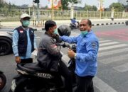 Lawan Dampak Kabut Asap, Nakes Bagikan 4.000 Masker Gratis di Pekanbaru