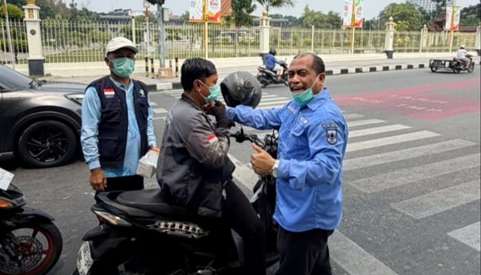 Lawan Dampak Kabut Asap, Nakes Bagikan 4.000 Masker Gratis di Pekanbaru