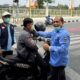 Lawan Dampak Kabut Asap, Nakes Bagikan 4.000 Masker Gratis di Pekanbaru