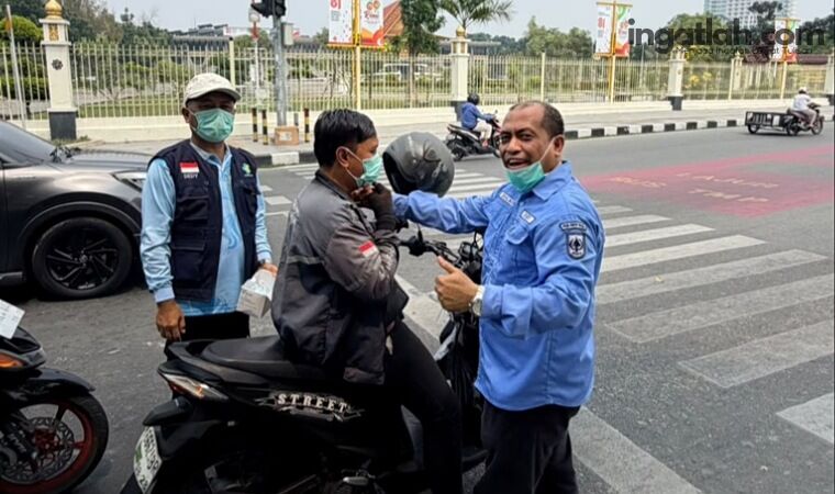 Lawan Dampak Kabut Asap, Nakes Bagikan 4.000 Masker Gratis di Pekanbaru