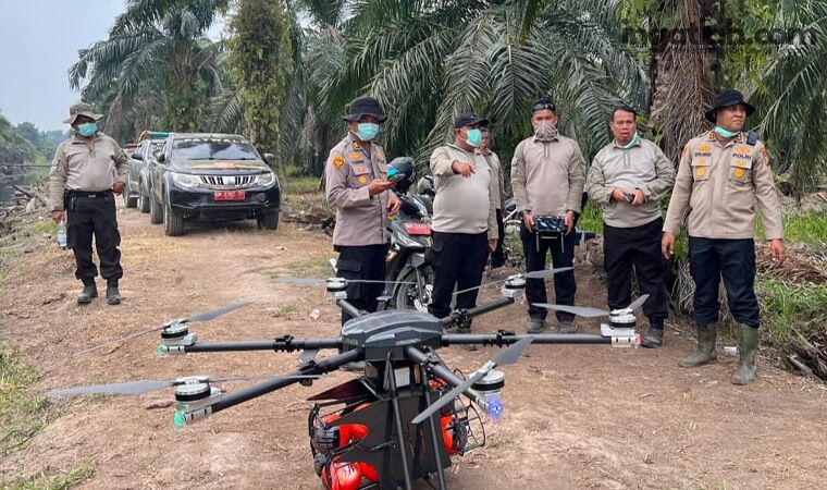 Polda Riau Kerahkan Drone Pemadam Api Tangani Karhutla di Siak