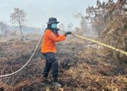 Srikandi Basarnas Turun Padamkan Karhutla Dumai, Sari: Tugas Adalah Kehormatan