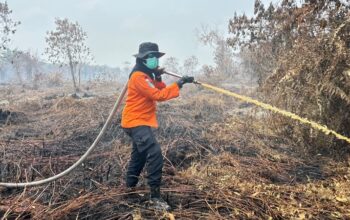 Srikandi Basarnas Turun Padamkan Karhutla Dumai, Sari: Tugas Adalah Kehormatan