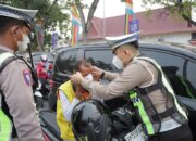 Udara Pekanbaru Tak Sehat, Polresta Bagikan 1.300 Masker N95 kepada Pengendara
