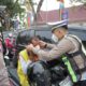 Udara Pekanbaru Tak Sehat, Polresta Bagikan 1.300 Masker N95 kepada Pengendara