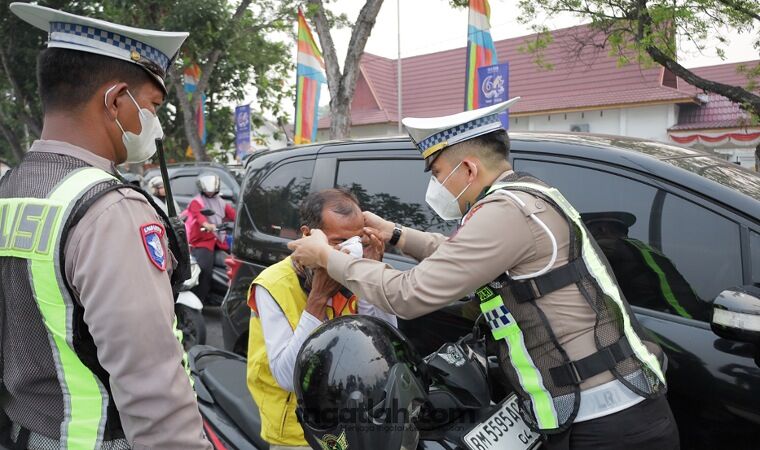 Udara Pekanbaru Tak Sehat, Polresta Bagikan 1.300 Masker N95 kepada Pengendara