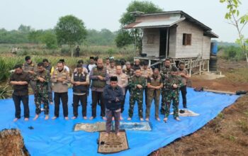 Kapolda Riau dan Pangdam XIX/Tuanku Tambusai beserta rombongan melaksanakan salat istisqa di lokasi Karhutla Desa Pulau Jumat, Indragiri Hulu, untuk memohon turunnya hujan. (ist/defizal)