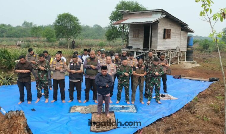 Kapolda Riau dan Pangdam XIX/Tuanku Tambusai beserta rombongan melaksanakan salat istisqa di lokasi Karhutla Desa Pulau Jumat, Indragiri Hulu, untuk memohon turunnya hujan. (ist/defizal)