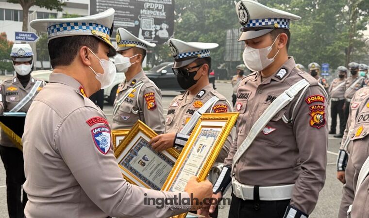 Raih Sejumlah Prestasi, 13 Personel Polisi Diganjar Penghargaan Ditlantas Polda Riau