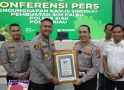 Ungkap Sindikat SIM Palsu, Dirlantas Polda Riau Beri Penghargaan 3 Pejabat Polres Siak