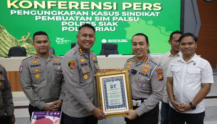 Ungkap Sindikat SIM Palsu, Dirlantas Polda Riau Beri Penghargaan 3 Pejabat Polres Siak