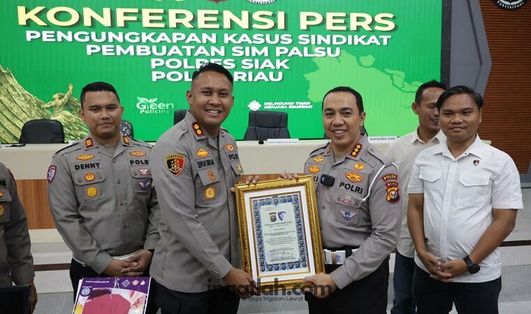Ungkap Sindikat SIM Palsu, Dirlantas Polda Riau Beri Penghargaan Tiga Pejabat Polres Siak