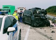 Innova Reborn Hantam Truk Box di Tol Bangkinang, Dua Orang Tewas
