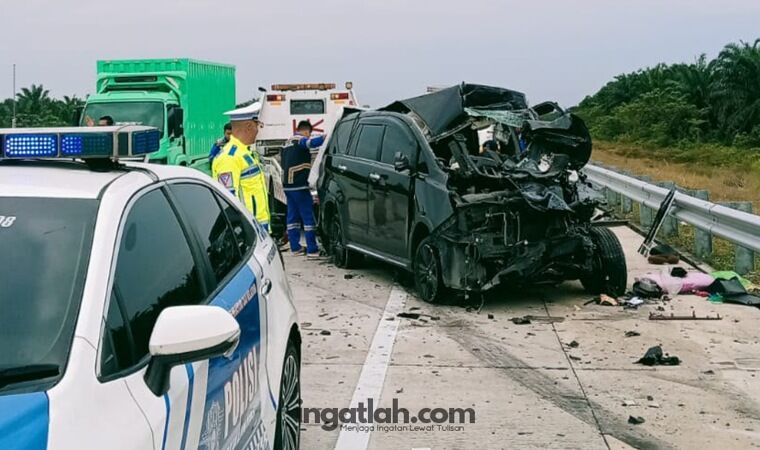Innova Reborn Hantam Truk Box di Tol Bangkinang, Dua Orang Tewas