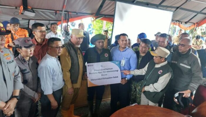 BSI Salurkan Bantuan untuk Penyintas Banjir Bandang di Kabupaten Solok