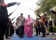 Pedang Pora Iringi Pelepasan Hengki Haryadi Menuju Papua Barat