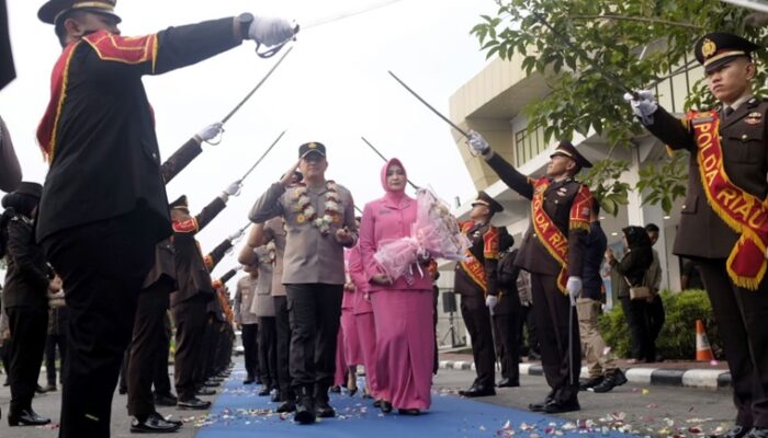 Pedang Pora Iringi Pelepasan Hengki Haryadi Menuju Papua Barat