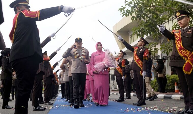 Pedang Pora Iringi Pelepasan Hengki Haryadi Menuju Papua Barat